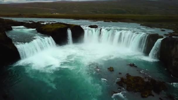 Letecký Výhled Krajinu Nad Vodopádem Godafoss Island Oblačného Dne — Stock video