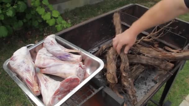 Προετοιμασία Για Μαγειρέψουν Μια Φωτιά Μια Κατσαρόλα Αρνί Shanks — Αρχείο Βίντεο