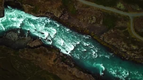 Widok Góry Rzekę Płynącą Wodospadu Godafoss Islandia Pochmurny Dzień — Wideo stockowe