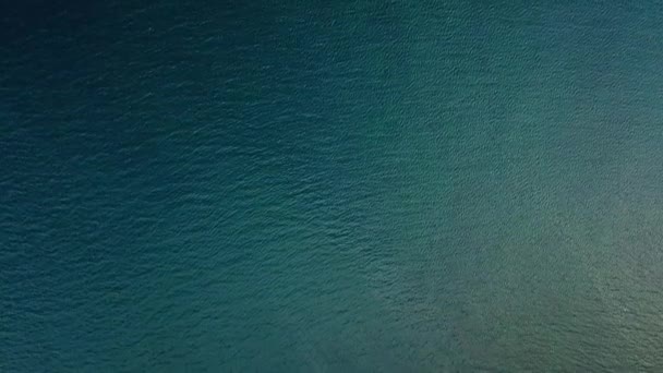 Luftaufnahme Des Strahlend Blauen Ozeanwassers Mit Einer Ruhigen Welligen Oberfläche — Stockvideo