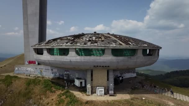 Buzludzha Monument Övergiven Och Förstörd Kommunistisk Byggnad Bulgarien Flygfoto — Stockvideo