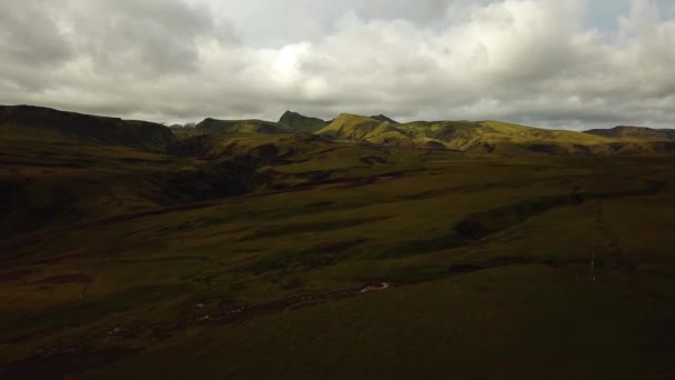 アイスランドの草原の山々の空中パノラマ風景 — ストック動画