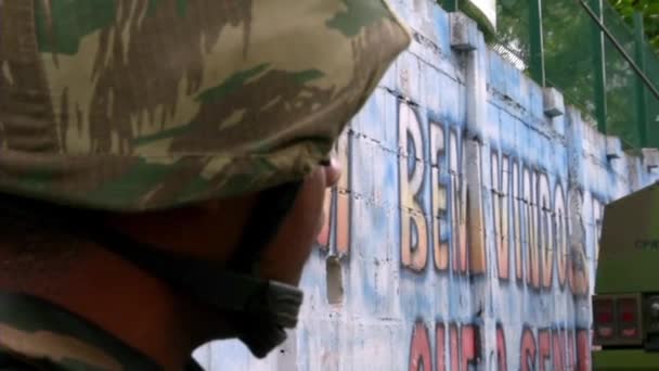 Soldier Patrol Favela Aleman Rio Janeiro — Stock Video