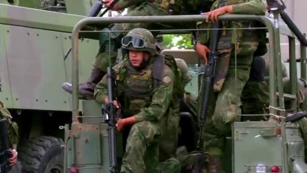 Vojenská Podpora Policie Při Invazi Favely — Stock video