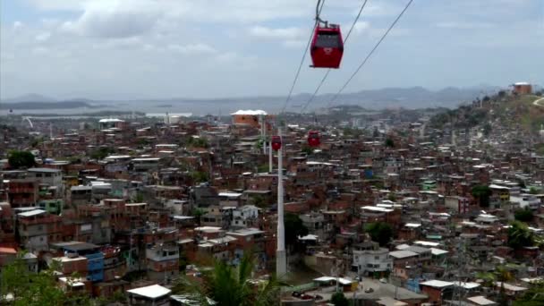 Τελεφερίκ Πάνω Από Φαβέλα Alemao Στο Ρίο Ντε Τζανέιρο — Αρχείο Βίντεο