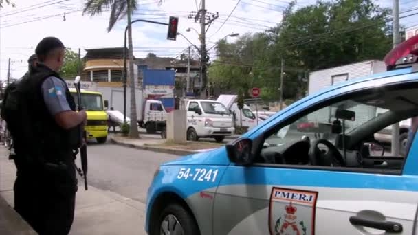 Αστυνομικό Κέντρο Ελέγχου Μπροστά Στη Φαβέλα Ντα Ροτσίνια Στο Ρίο — Αρχείο Βίντεο