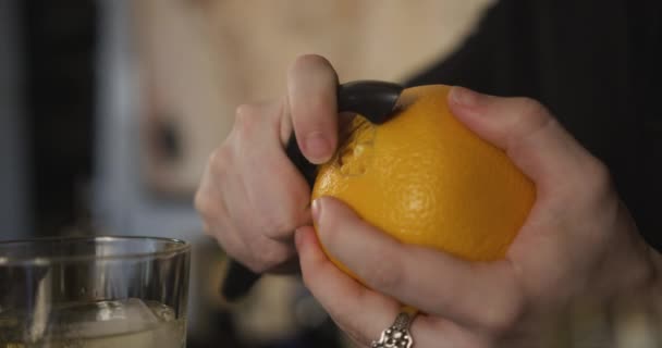 酒保剥下桔子在鸡尾酒里冲刺的特写镜头 — 图库视频影像