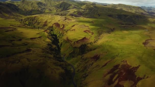 Vista Aérea Del Paisaje Río Que Fluye Cañón Montaña Islandia — Vídeos de Stock