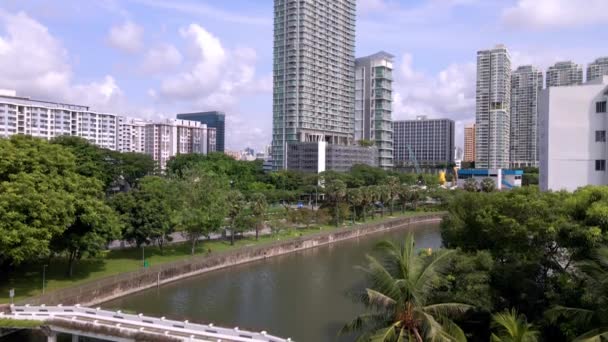 新加坡一条运河外住宅建筑的空中景观 — 图库视频影像