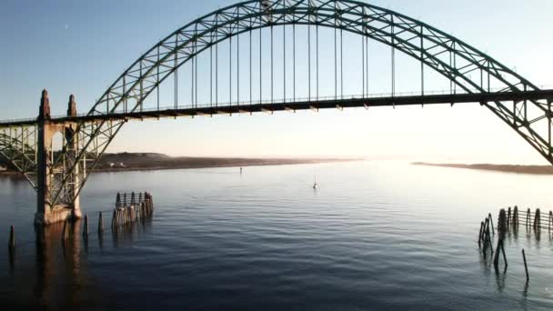 Köprü Denize Bakıyor Sinematik Günbatımı Drone Klibi Newport Oregon — Stok video