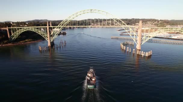 Balıkçı Teknesi Yaquina Körfezi Newport Oregon Dan Limana Giriyor — Stok video
