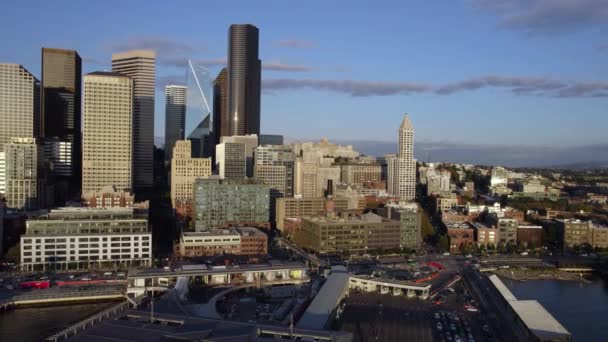 Flygfoto Lågt Framför Central Waterfront Skyline Seattle Soluppgång Stilla Havet — Stockvideo