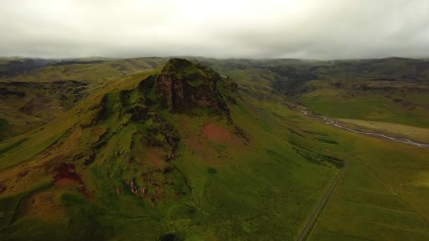 Letecký Panoramatický Výhled Krajinu Islandu Horské Pastviny Zamračený Den — Stock video