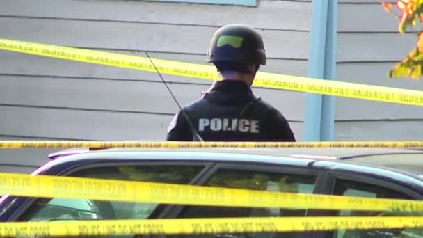 Αστυνομικός Που Στέκεται Στο Εγκληματολογικό — Αρχείο Βίντεο