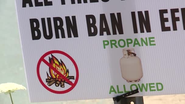 Panning Shot Burn Ban Sign Road — Stock video