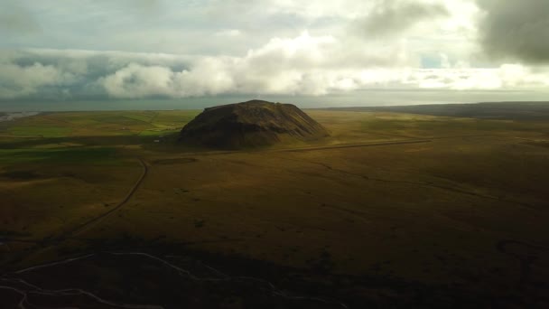 Flygfoto Panoramautsikt Över Petursey Mountain Island Med Dramatisk Molnlandskap — Stockvideo