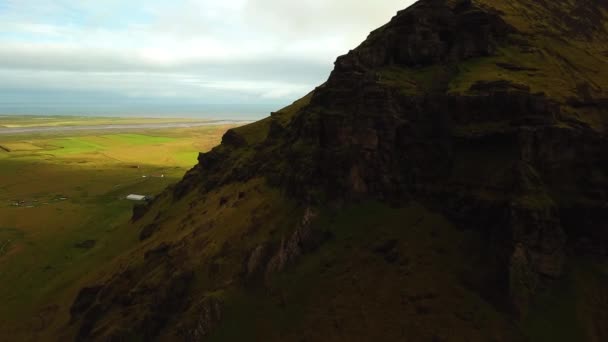 Widok Lotu Ptaka Wokół Góry Petursey Islandia Dramatycznym Chmurowym Krajobrazem — Wideo stockowe