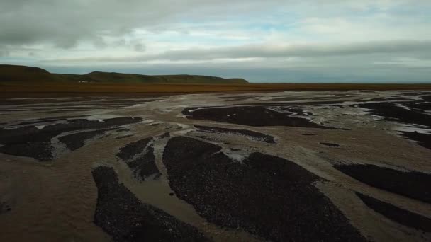 Повітряний Краєвид Річку Льодовик Багатьма Гілками Течуть Долині Темному Піску — стокове відео