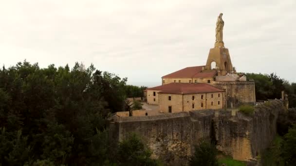 Stijgen Boven Het Iconische Standbeeld Kapel Van Mota Castle Zee — Stockvideo