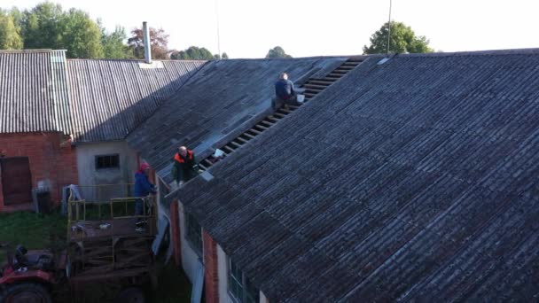 Dachowcy Usuwają Niebezpieczne Dachówki Łupków Azbestowych Starego Budynku Widok Lotu — Wideo stockowe