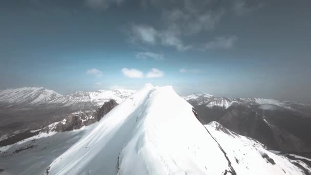 Drone Fpv Volando Bajo Siguiendo Pico Cordillera Nevada Los Alpes — Vídeos de Stock