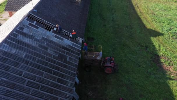 Arbeiter Nutzen Hebekorb Auf Altem Traktor Dach Für Reparaturarbeiten Betreten — Stockvideo
