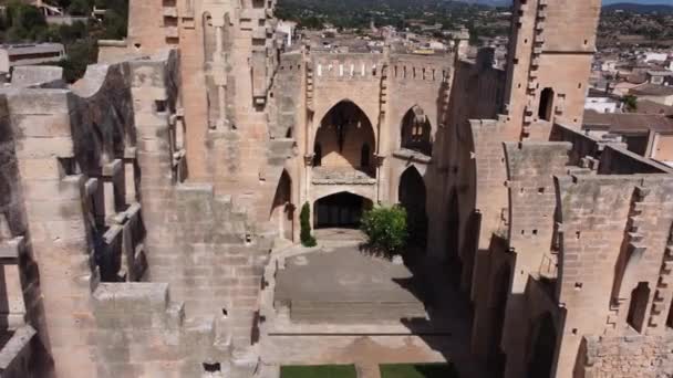 西班牙新Iglesia大教堂无屋顶未完成的空中飞行 — 图库视频影像