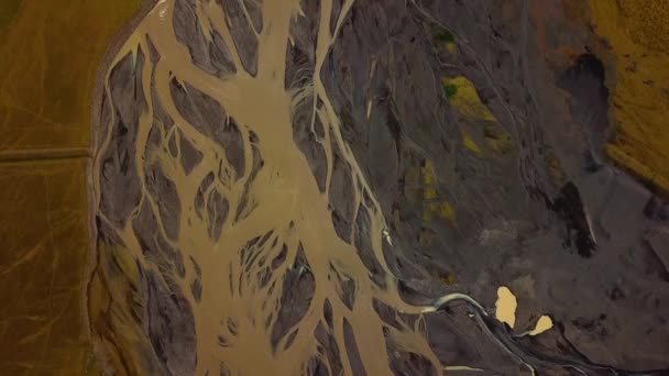 Αεροφωτογραφία Ενός Παγετώνα Που Ρέει Μια Κοιλάδα Πολλά Κλαδιά Σκοτεινή — Αρχείο Βίντεο