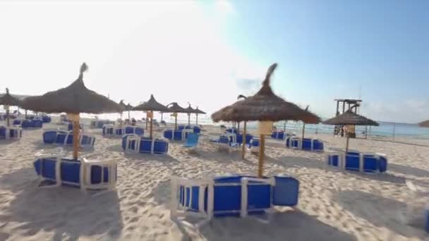 Snabb Fpv Turism Antenn Flygning Genom Stranden Paraplyer Sandstrand — Stockvideo