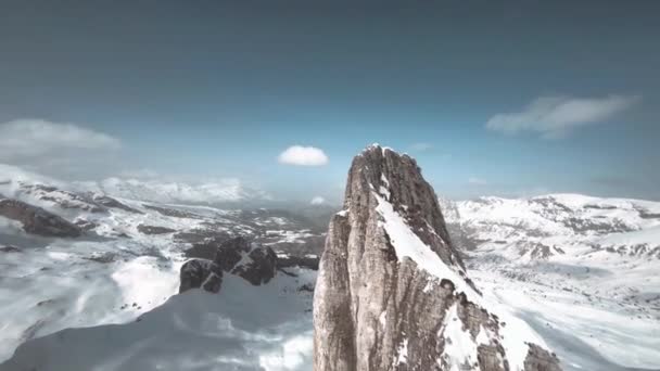 Drone Fpv Cinematográfico Disparado Voando Acima Dos Picos Montanha Nevados — Vídeo de Stock
