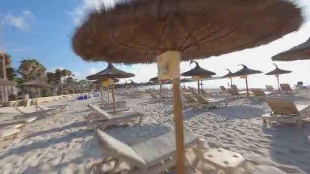 Fpv Aerial Flies Beach Umbrellas Warm Sandy Tourist Beach — Stock Video