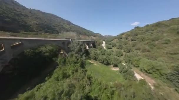 Fpv Przelatuje Przebudowanego Łukowego Mostu Kolejowego Coripe — Wideo stockowe