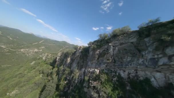 찌르레기는 스페인 근처에 울퉁불퉁 절벽들 공중으로 나르는 모습을 바라본다 — 비디오