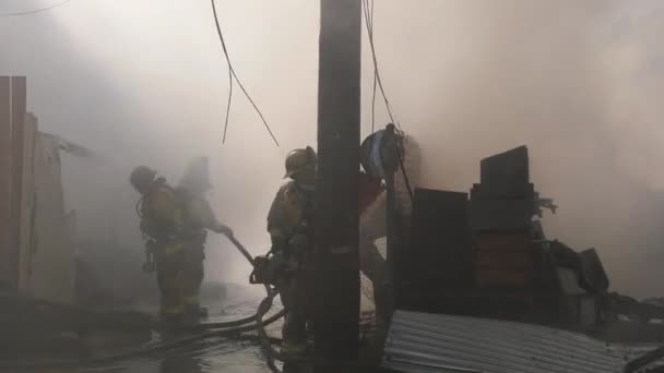 消防士が火事を起こした建物を — ストック動画