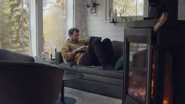 Comfortabele Man Werkt Thuis Laptop — Stockvideo