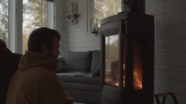 Mann Wärmt Sich Kaltem Wintertag Skandinavien Vor Kamin Auf — Stockvideo