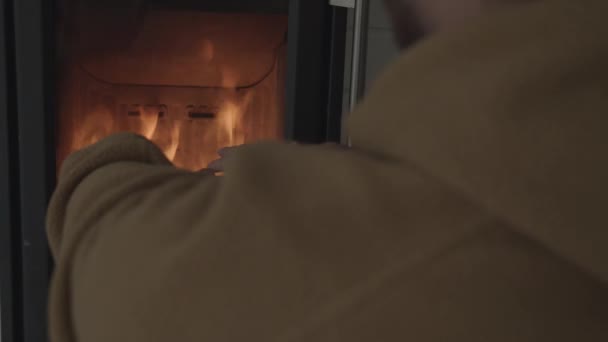 Studený Muž Tře Ohřívá Ruce Před Hořícím Krbem Přes Rameno — Stock video