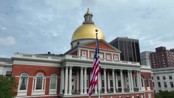 在麻萨诸塞州州府前 美国国旗从空中缓缓飘扬 波士顿历史性的政府大楼 美国政府 联邦制主题 — 图库视频影像