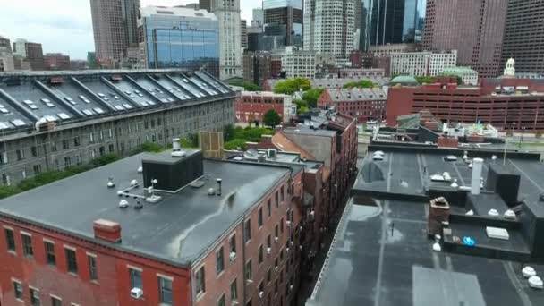 波士顿市中心的天际线自由之路的历史名胜古迹和现代摩天大楼的空中展示不断上升 — 图库视频影像