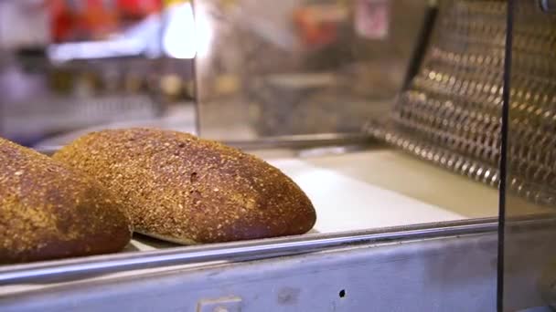 Gotowy Chleb Wychodzi Maszyny — Wideo stockowe