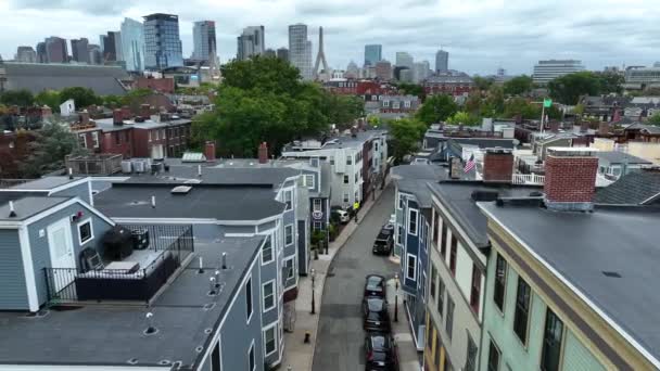 麻萨诸塞州波士顿查尔敦街区的街道很紧 空中可以看到房屋 美国国旗 波士顿天际线城市景观 — 图库视频影像