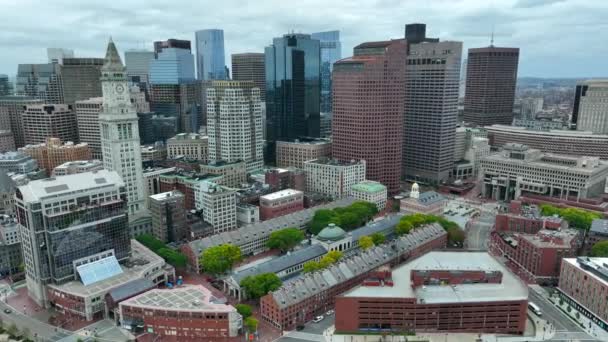 Filmisk Antenn Från Boston Massachusetts Skyline Historiska Byggnader Och Moderna — Stockvideo
