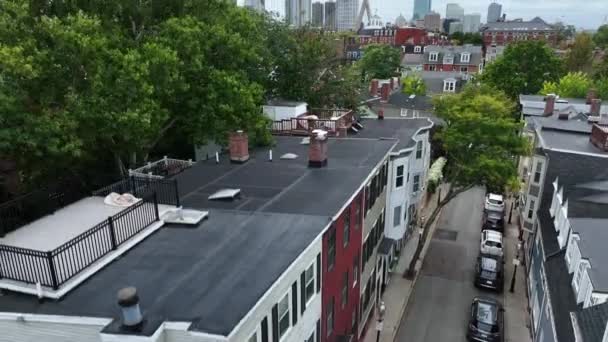 查尔斯顿棚户区的住宅区 波士顿市景天际线在远处 — 图库视频影像