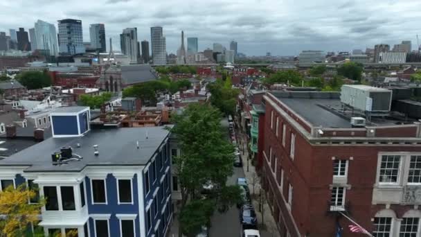 查尔斯顿社区与波士顿天际线相距很远 麻萨诸塞州波士顿市的空中实弹射击 — 图库视频影像