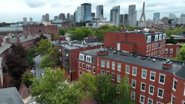 波士顿的公寓公寓大楼 城市的天际线在远处 空中风景 美国马萨诸塞州 — 图库视频影像