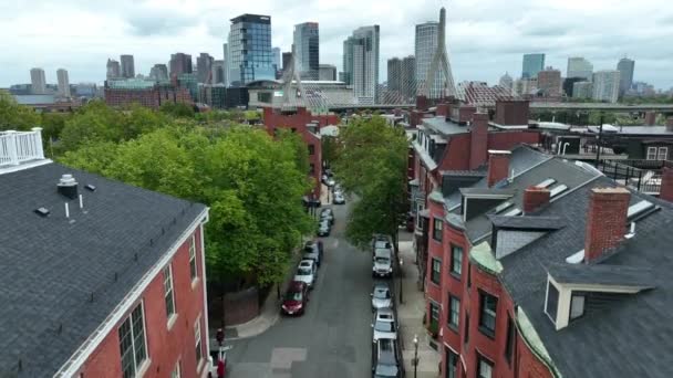 上升的空中显示了公寓房屋和市中心的马萨诸塞州波士顿天际线 Zakim Bunker Hill桥 — 图库视频影像