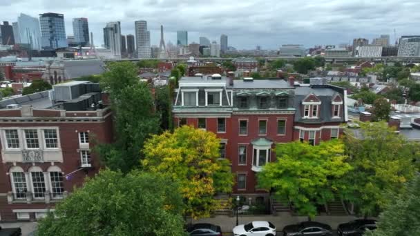马萨诸塞州波士顿昂贵的住房 Zakim Bunker Hill桥可见 秋天的空中景观 — 图库视频影像