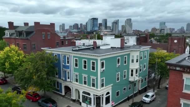 查尔斯顿附近多彩的房子 空中发现了波士顿市中心的天际线和邦克山大桥 — 图库视频影像