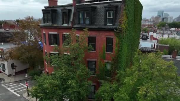 旧红砖重建家园 上升的空中在多云的日子揭示了波士顿的天际 — 图库视频影像