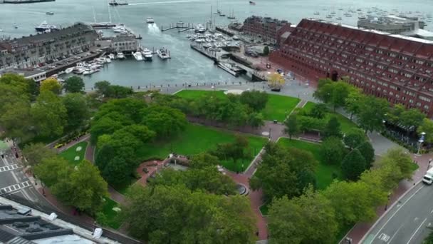 Christopher Columbus Waterfront Park Vid Boston Harbor Flygfoto Över Vidsträckt — Stockvideo
